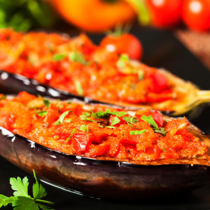 En Mallorca son típicas las berenjenas rellenas de carne picada con salsa de tomate, es un plato muy apreciado del que hoy vamos a hacer una versión vegana.